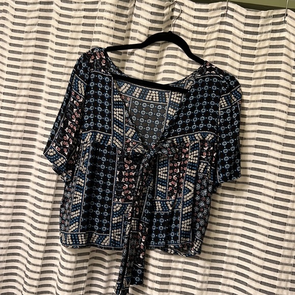 Loft Black Short Pattern Top - low back with bow - Picture 3 of 5